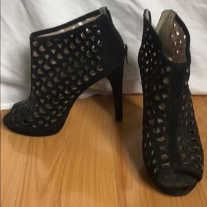 BCBG Paris sz 8.5 black zipper black velvet bootie